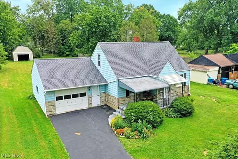 4625 Middle Dr, Youngstown, OH 44505