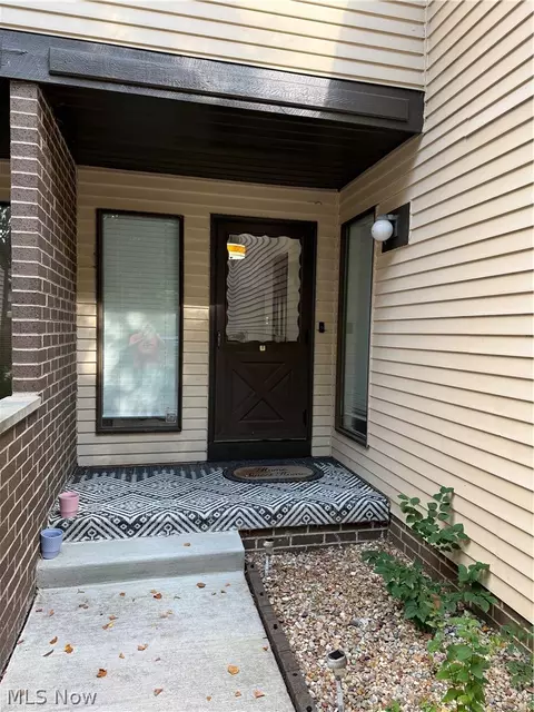 569 Bartow Ln, Richmond Heights, OH 44143