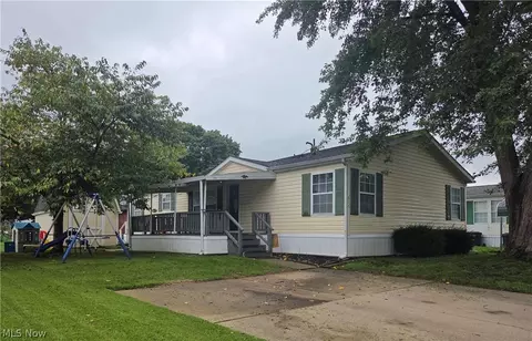 615 Sandpiper Dr SE, New Philadelphia, OH 44663