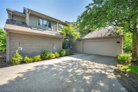 2 Salem Ct, Beachwood, OH 44122