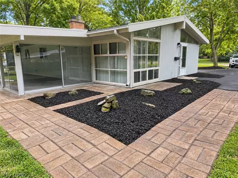 4949 Horizon Dr, Richmond Heights, OH 44143