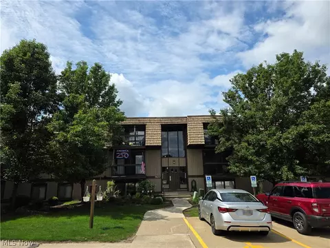 9630 Cove Dr, North Royalton, OH 44133