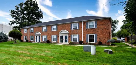 5700 York Dr, Lyndhurst, OH 44124