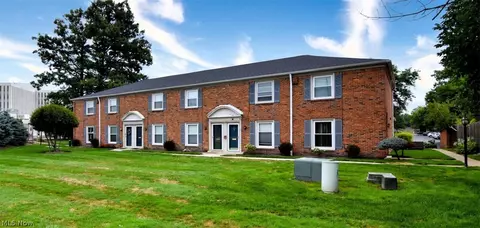 5700 York Dr, Lyndhurst, OH 44124
