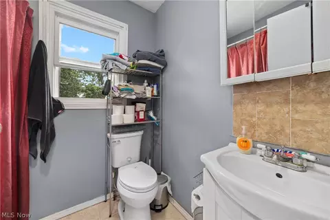 Bath - 1674 E 32nd St, Lorain, OH 44055 photo 1 of 2