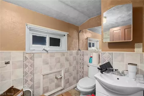 Bath - 1674 E 32nd St, Lorain, OH 44055 photo 2 of 2