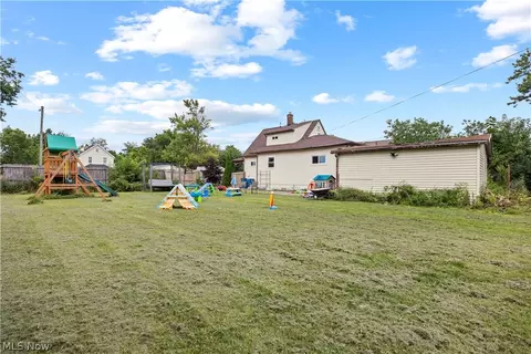 Exterior - 1674 E 32nd St, Lorain, OH 44055 photo 2 of 4