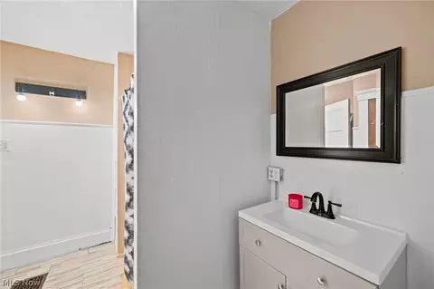Bath - 637 Dewey Ave, Elyria, OH 44035 photo 1 of 4