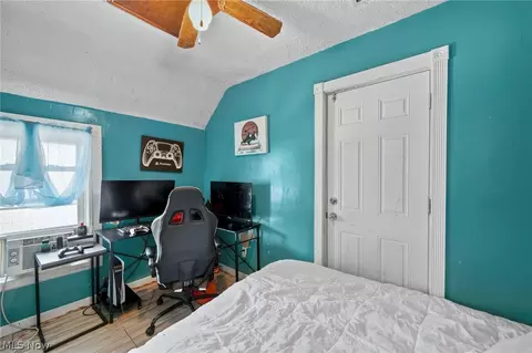 Bedroom - 637 Dewey Ave, Elyria, OH 44035 photo 6 of 7