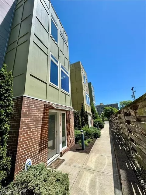 7309 Gateway Ct, Cleveland, OH 44102