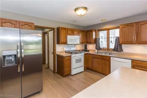 Kitchen - 513 Ohio St, Elyria, OH 44035 photo 4 of 6