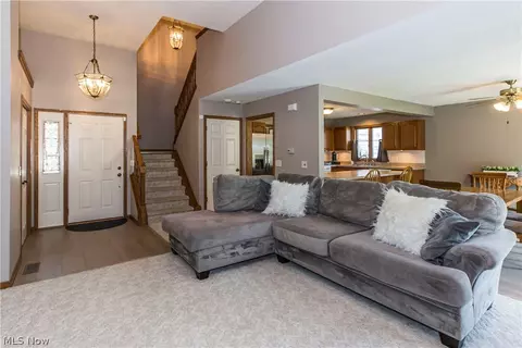 Entry Way - 513 Ohio St, Elyria, OH 44035 photo 1 of 2