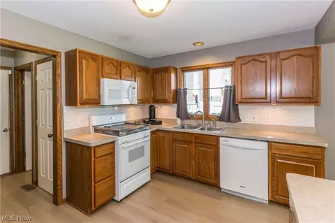 Kitchen - 513 Ohio St, Elyria, OH 44035 photo 2 of 6
