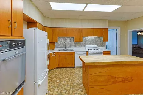 Kitchen - 3257 New State Rd, Willard, OH 44890 photo 4 of 5