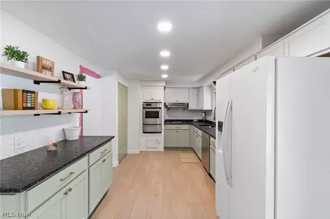 Kitchen - 975 Colony Dr, Aurora, OH 44202 photo 5 of 7