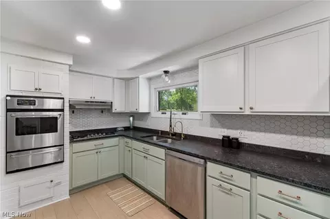 Kitchen - 975 Colony Dr, Aurora, OH 44202 photo 2 of 7