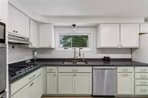 Kitchen - 975 Colony Dr, Aurora, OH 44202 photo 3 of 7