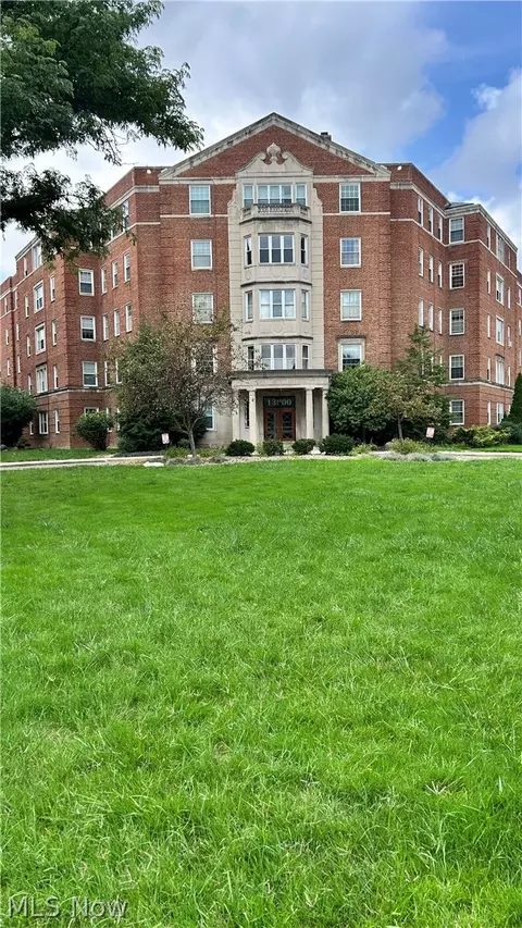 13800 Fairhill Rd #318, Shaker Heights, OH 44120