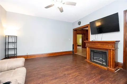 Living - 125 E Walnut St, Ashland, OH 44805 photo 2 of 4