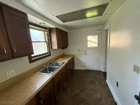 Entry Way - 128 Sayers Ave, Niles, OH 44446 photo 1 of 2