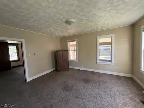 Living - 128 Sayers Ave, Niles, OH 44446 photo 2 of 2