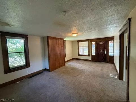 Living - 128 Sayers Ave, Niles, OH 44446 photo 1 of 2