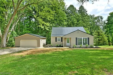 1911 Hubbard Thomas Rd, Hubbard, OH 44425