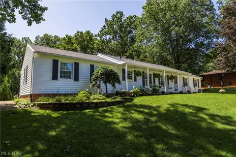 690 N Azalea Blvd, Barberton, OH 44203