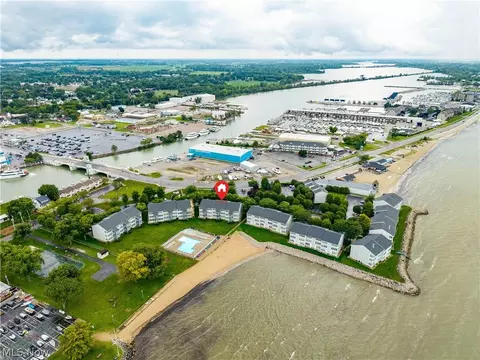 216 W Lakeshore Dr #E, Port Clinton, OH 43452