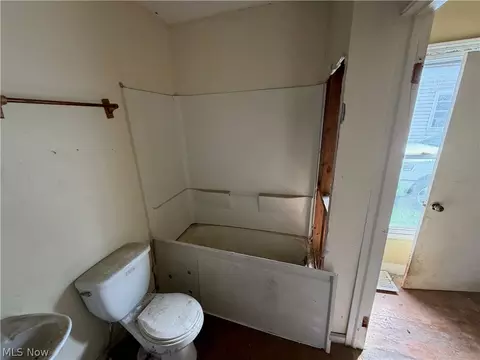Bath - 314 E 26th St, Lorain, OH 44055 photo 2 of 2