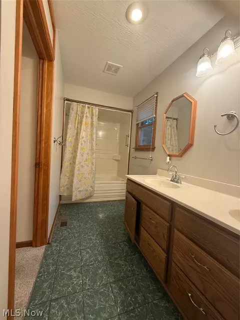 Bath - 8 Apache Trl, Malvern, OH 44644 photo 1 of 4