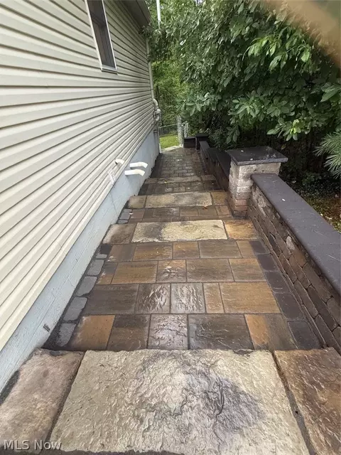 Entry Way - 8 Apache Trl, Malvern, OH 44644 photo 1 of 3