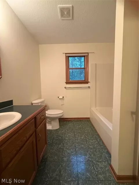Bath - 8 Apache Trl, Malvern, OH 44644 photo 2 of 4