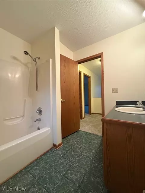 Bath - 8 Apache Trl, Malvern, OH 44644 photo 3 of 4