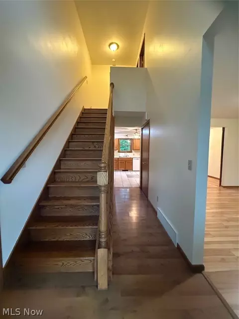 Entry Way - 8 Apache Trl, Malvern, OH 44644 photo 2 of 3