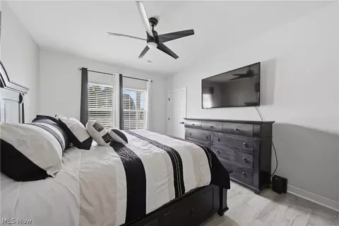 Bedroom - 3354 Stoneleigh Rd NE, Canton, OH 44721 photo 3 of 9