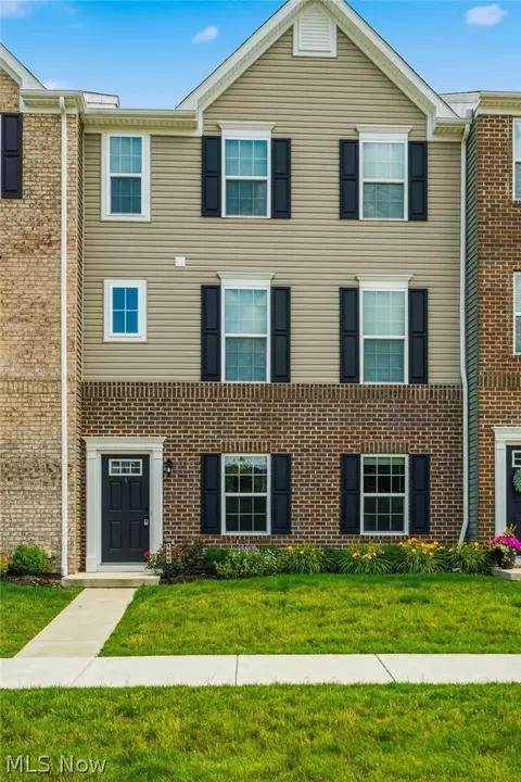 1666 N Eckert Ln, Akron, OH 44313