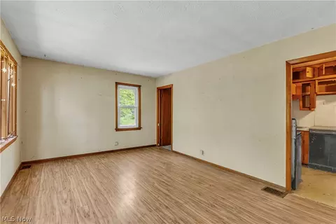 Living - 36913 Chestnut Ridge Rd, Elyria, OH 44035 photo 2 of 3