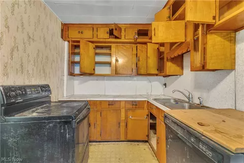 Kitchen - 36913 Chestnut Ridge Rd, Elyria, OH 44035 photo 2 of 3
