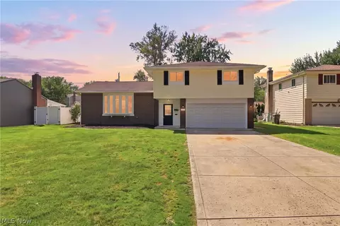 6126 Park Ridge Dr, North Olmsted, OH 44070
