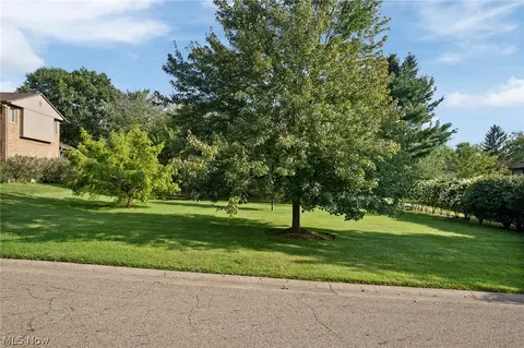2317 Raintree St NE, Canton, OH 44705