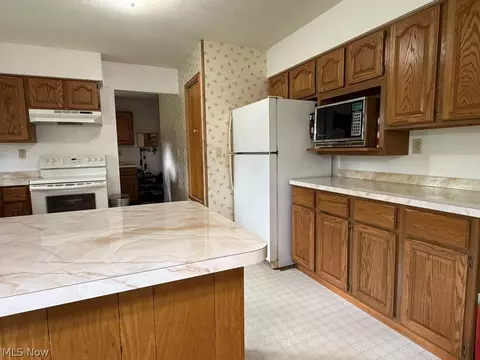Kitchen - 5010 State Route 307, Geneva, OH 44041 photo 3 of 4