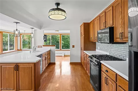 Kitchen - 3230 E Wallings Rd, Broadview Heights, OH 44147 photo 4 of 5