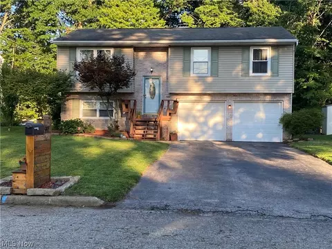91 Hillview Dr, Hubbard, OH 44425