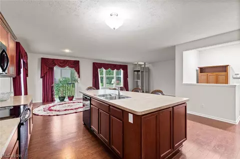 Kitchen - 4435 Bentley Dr, Copley, OH 44321 photo 4 of 5