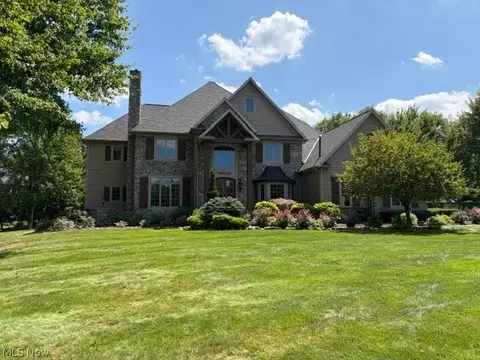 334 Crown Ridge Dr, Cuyahoga Falls, OH 44223