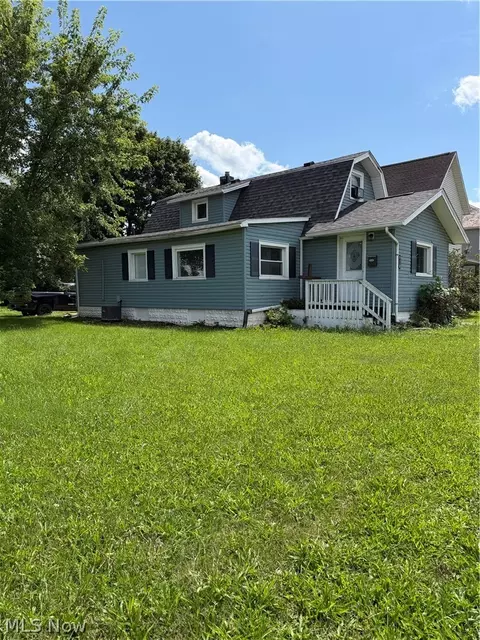 427 4th St NW, New Philadelphia, OH 44663