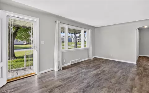 Living - 519 Creed St, Struthers, OH 44471 photo 4 of 6