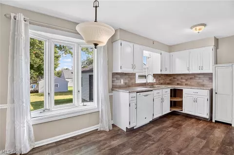 Kitchen - 519 Creed St, Struthers, OH 44471 photo 2 of 6