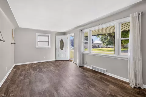 Living - 519 Creed St, Struthers, OH 44471 photo 2 of 6